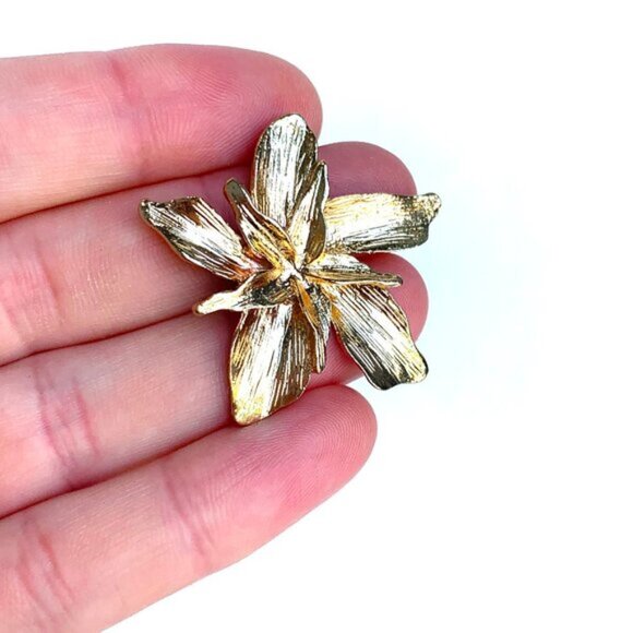 New ~ Anthropologie Petite Bonita Gold Flower Earrings - Picture 5 of 8